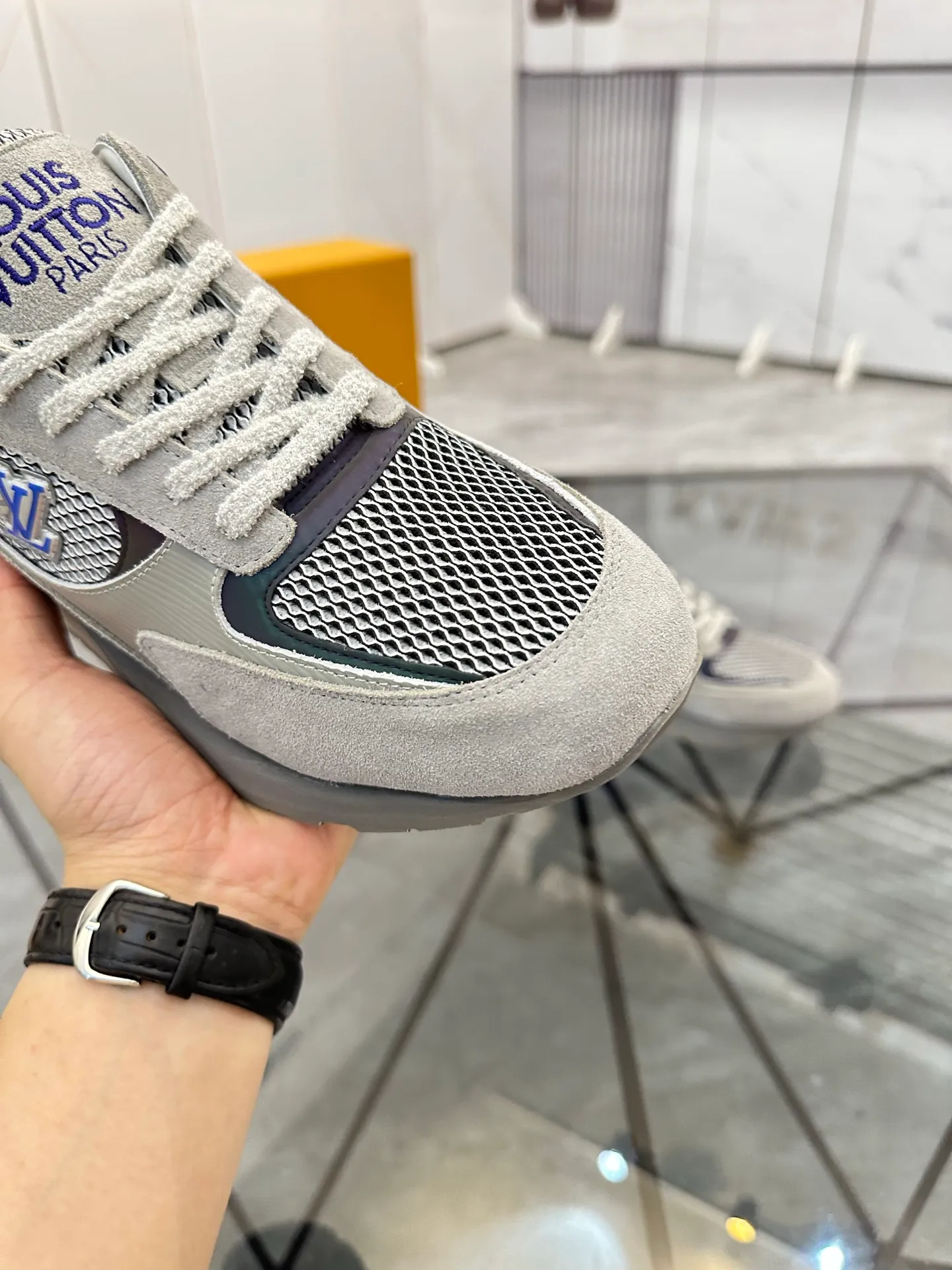 Men's shoes for sale 💰: 💰P660¥ High-end top quality Product trademark: LV * "Louis Vuitton*" low-top casual shoes Regular size: 39-45 (can be customized to 46) Product materials: upper imported first-layer cowhide spliced ​​nubuck leather ➕ breathable cotton mesh, breathable lining, original outsole. No.: H201